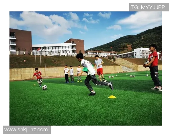 足球老师的教诲与成长之路：从球场到课堂的精彩人生旅程